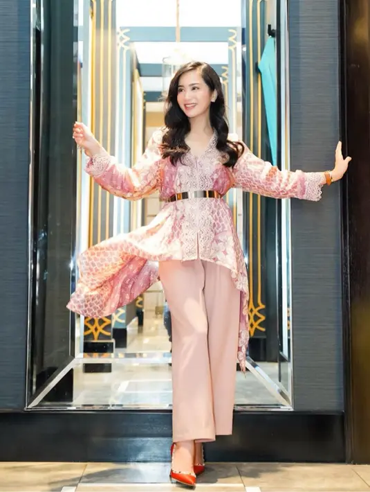 Menyadari tingkah lakunya aneh, Bunga Zainal pun bertanya kepada sang suami. Beruntung, suami Bunga menerimanya dan tak mempermasalahkan kebiasaan tersebut. (Instagram/bungazainal05)