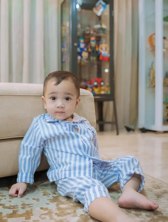 Cipung tampil dengan setelan piyama bergaya menggemaskan. Setelan piyama berkerah dengan motif garis biru-putih, Cipung terlihat sangat lucu. Foto: Instagram.