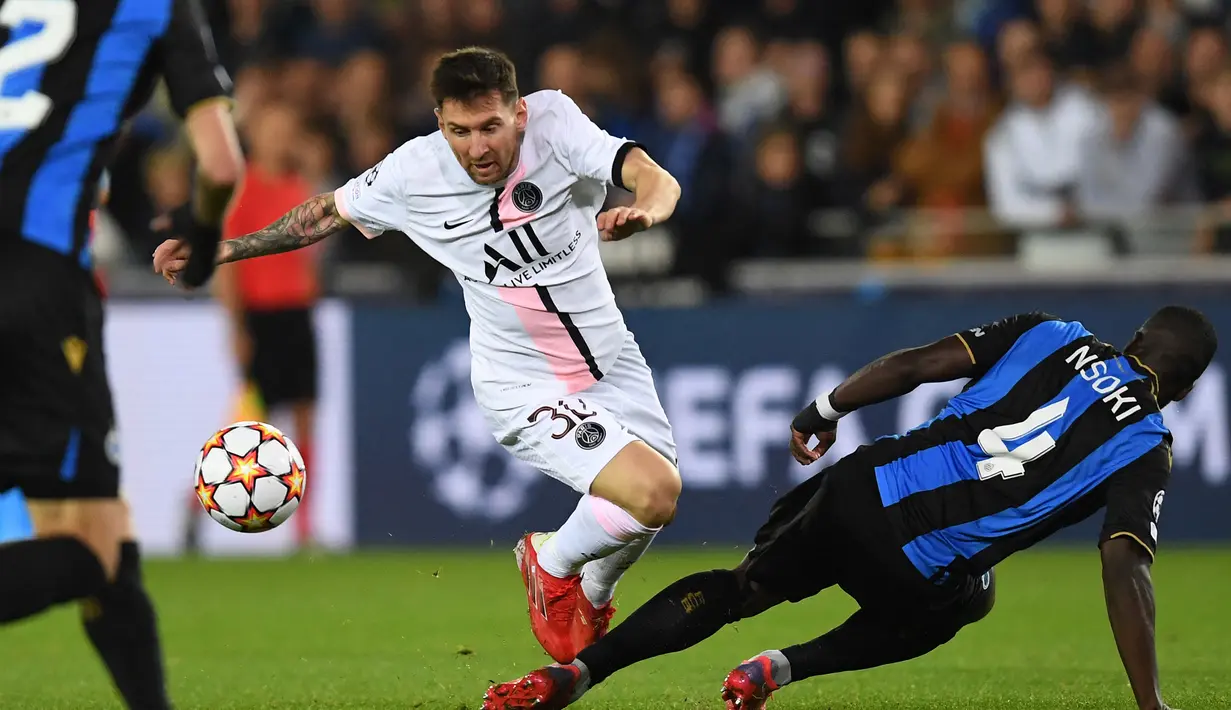 Pada menit ke-70 lagi-lagi PSG memiliki peluang lewat Lionel Messi. Usai melewati adangan para bek Brugge, ia melepaskan tendangan terarah yang masih mampu diamankan Simon Mignolet. (Foto: AFP/John Thys)