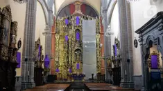 Patung perempuan ditutupi dengan kain ungu di Gereja De los Santos Cosme y Damian di Mexico City, pada Rabu (4/3/2020). Penutupan patung tersebut sebagai bentuk protes terhadap kekerasan gender. (Photo by Pedro PARDO / AFP)