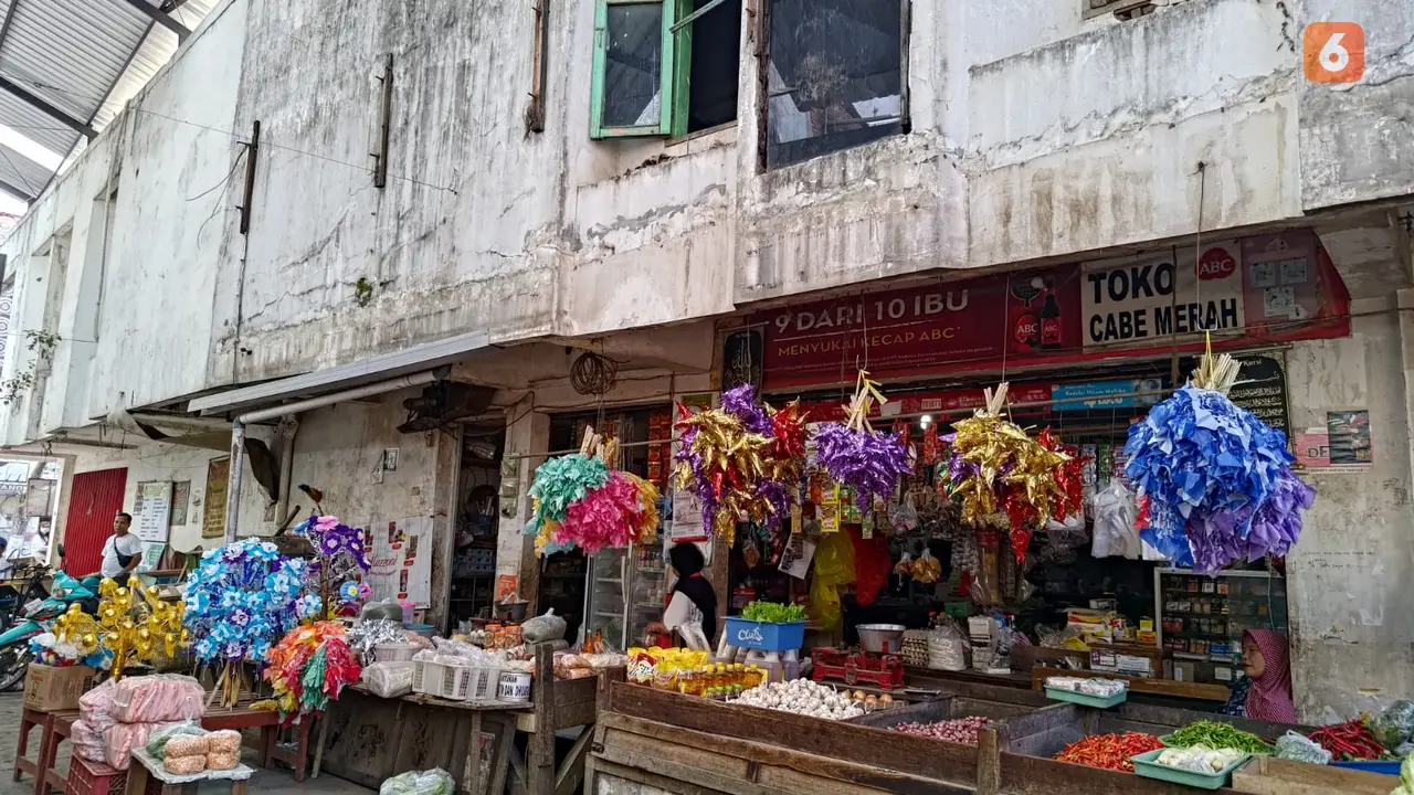 Sejumlah pedagang di Pasar Genteng Banyuwangi nampak menjual bungkus telur hias pada bulan Mulaid ini (Hermawan Arifianto/Liputan6.com)