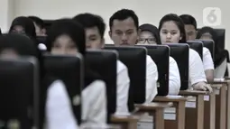 Ekspresi peserta saat mengikuti Seleksi Kompetensi Dasar (SKD) berbasis Computer Assisted Test (CAT) untuk CPNS Kementerian Agraria Tata Ruang/Badan Pertanahan Nasional (ATR/BPN) di Kantor BKN Regional V, Jakarta, Senin (27/1/2020). Seleksi berlangsung 27-31 Januari 2020. (merdeka.com/Iqbal Nugroho)