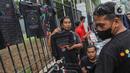 Pedagang menawarkan pernak pernik bergambar grup musik Coldplay di kawasan Senayan, Jakarta, Rabu (15/11/2023). (Liputan6.com/Angga Yuniar)