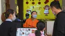 Pedagang melayani pembeli di toko makanan di Distrik Xiling, Kota Yichang, Provinsi Hubei, China, Jumat (20/3/2020). Aktivitas komersial warga Yichang berangsur normal menyusul meredanya kasus virus corona COVID-19 di China. (Xinhua/Cheng Min)