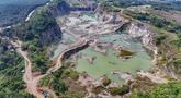Foto udara memperlihatkan suasana tambang batu dan pasir di kawasan Sudamanik, Gorowong, Parung Panjang, Kabupaten Bogor, Jawa Barat, pada Kamis (23/10/2025). (merdeka.com/Arie Basuki)