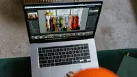 10 Cara Mengenali Kualitas Bahan Baju saat Beli Online Menurut Ahli Fashion