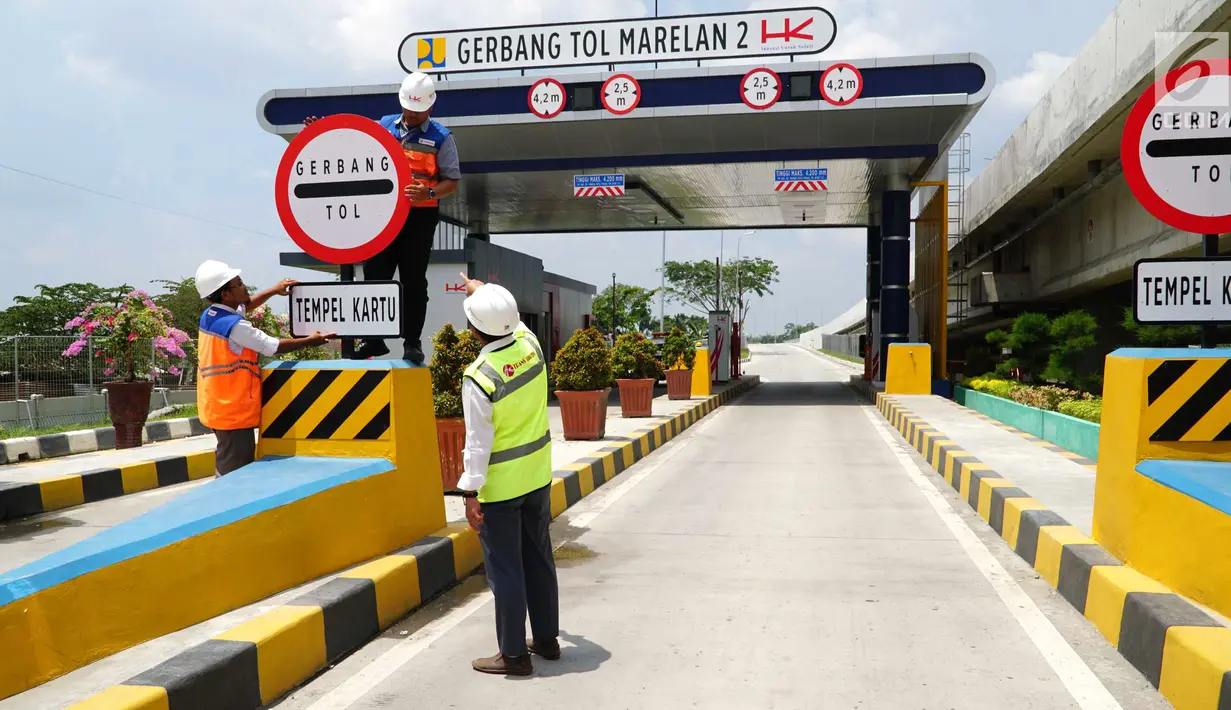 Petugas memasang rambu di Gerbang Tol Marelan 2 yang masih dalam proyek pembangunan Jalan Tol Medan - Binjai seksi I di Deli Serdang, Sumatera Utara, Rabu (6/3). Jalan Tol tersebut akan beroperasi pada akhir Tahun 2019. (Liputan6.com/HO/Eko)
