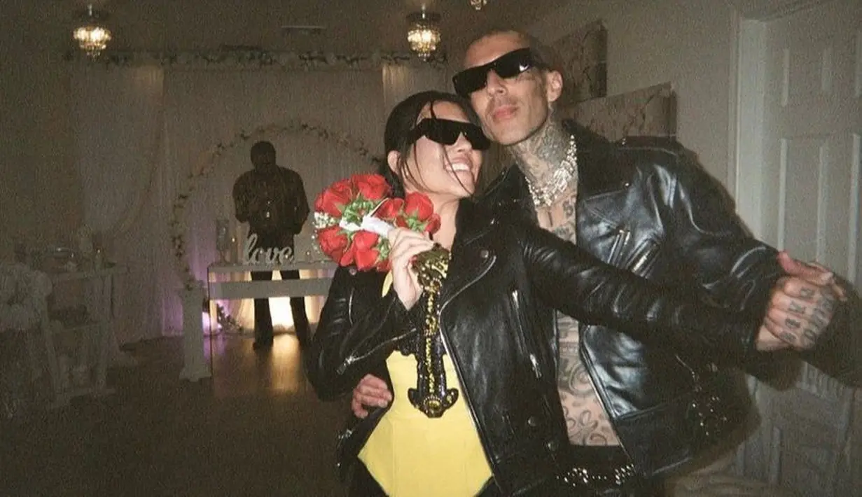 Penampilannya itu senada dengan Travis yang juga mengenakan jaket kulit tanpa dalaman. Drummer dari band Blink-182 terlihat memamerkan tatonya. (Instagram/kourtneykardash).