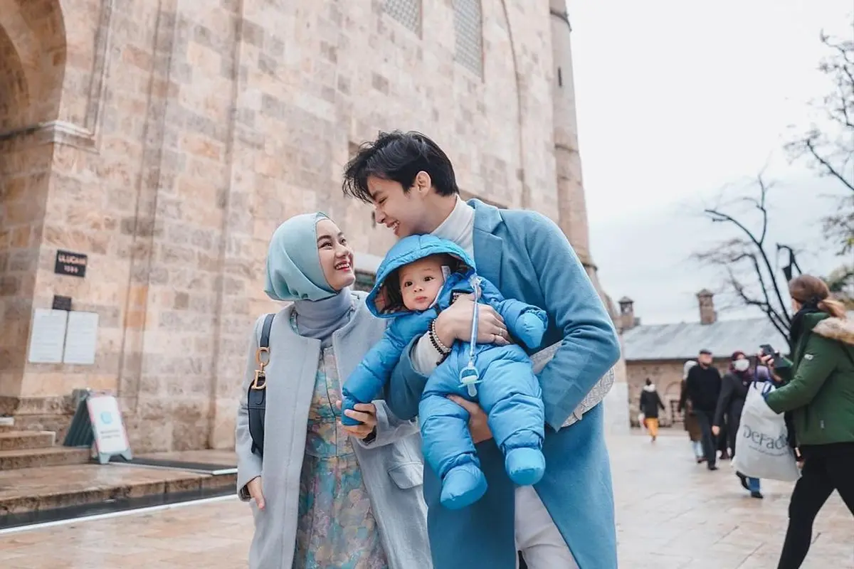 10 OOTD Kompak ala Keluarga Dinda Hauw dan Rey Mbayang, Family Goals Panutan