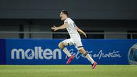 Seleberasi&nbsp;Mauro Zijlstra usai berhasil mencetak gol pertama Timnas Indonesia U-22 pada laga ujicoba melawan Mali U-22&nbsp;yang digelar di Stadion Pakansari, Kabupaten Bogor, Selasa (18/11/2025) pukul 20.00 WIB.&nbsp;(Bola.com/Bagaskara Lazuardi)