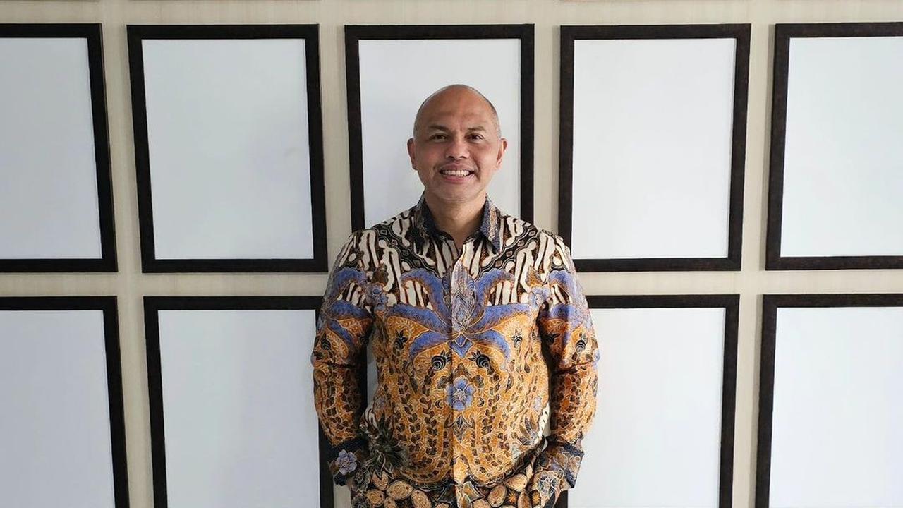 Perwira tinggi Polri yang kini menjabat sebagai Staf Ahli Sosial Budaya Kapolri tersebut belum lama ini mengunggah potret saat 'main' ke Polrestabes Bandung.