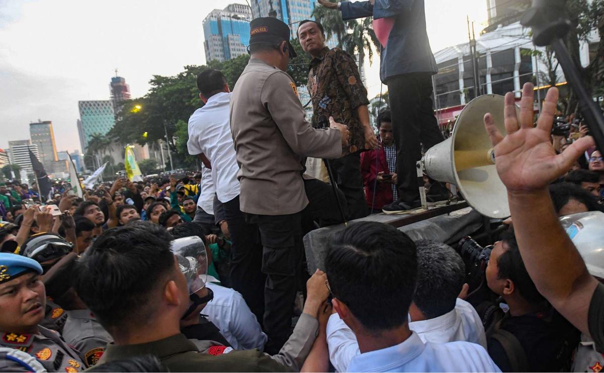 Mensesneg temui mahasiswa di aksi Indonesia Gelap