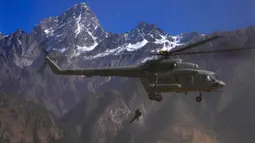 Seorang tentara India meluncur dari helikopter saat latihan bersama Indo-US atau Yudh Abhyas di Auli, Uttarakhand, India, 29 November 2022. Latihan tahunan yang dimulai sejak dua minggu lalu ini bertujuan untuk bertukar praktik terbaik, taktik, teknik, dan prosedur. (AP Photo/Manish Swarup)