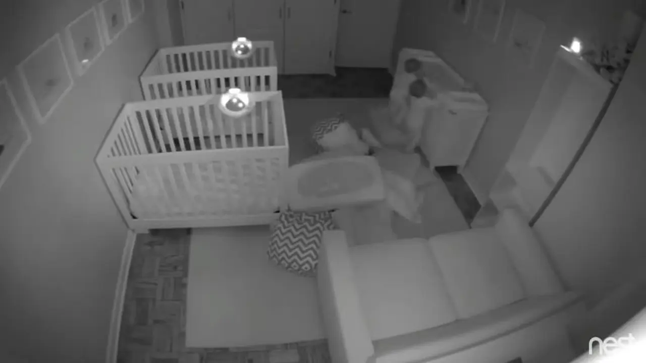 [Bintang] Tidak Tidur Semalaman, Lihat Bocah Kembar Ini Melakukan Apa!
