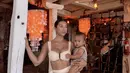 Gaya resort Jennifer Bachdim ditampilkan dengan bikini top serta dress rajut yang hadirkan elegansi musim panas.  [Foto: Instagram/ Jennifer Bachdim]