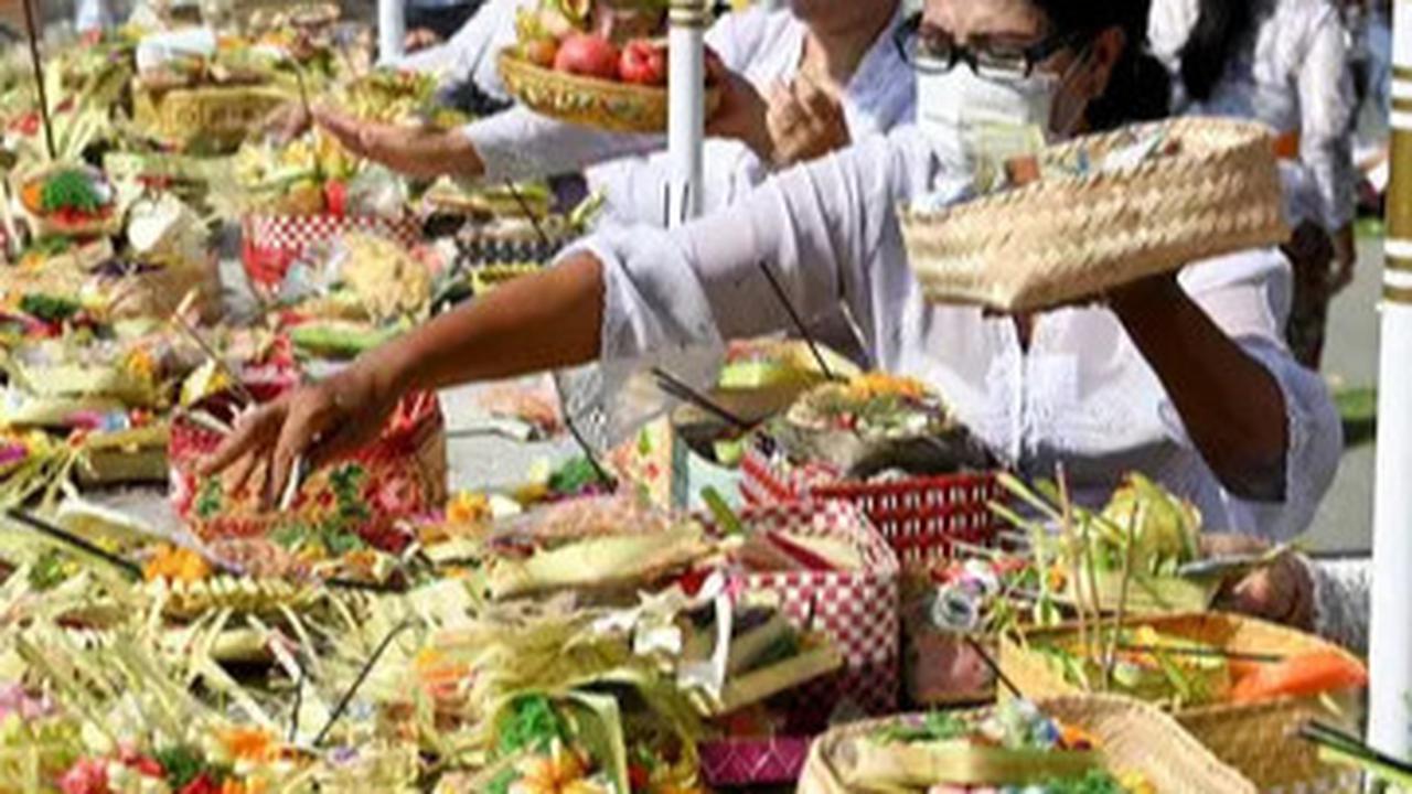Berlangsung Khusyuk, Masyarakat Hindu Bali Peringati Hari Raya Galungan