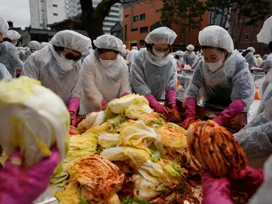 Umat ​​Buddha membuat kimchi, makanan pokok Korea, di Kuil Jogye, Seoul, Korea Selatan, Rabu (29/11/2023). Mereka akan menyumbangkan sekitar 3.000 paket kimchi kepada tetangga yang membutuhkan sebagai persiapan menghadapi musim dingin. (AP Photo/Lee Jin-man)