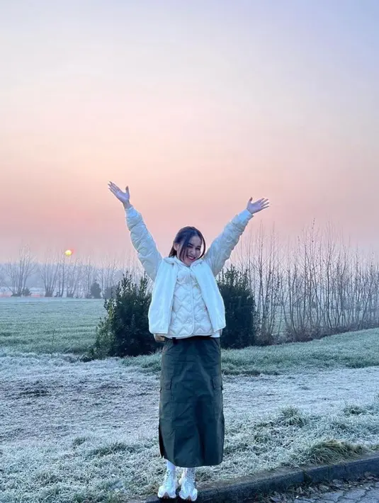 Berlibur saat musim dingin, pedangdut 30 tahun itu tampil menawan dengan gaya fashion bak eonni Korea. [@ayutingting92].
