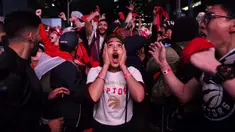 Ekspresi penggemar saat merayakan kesuksesan Toronto Raptors menjuarai NBA 2018-2019, Jumat (14/6/2019) pagi WIB. Kemenangan tersebut memicu kegemparan di Kanada. (Nathan Denette/The Canadian Press via AP)