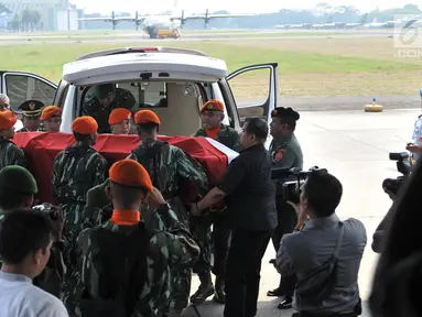 Jenazah mantan Kepala Staf Angkatan Darat Jenderal TNI (Purn) George Toisutta saat tiba di Lanud Halim Perdanakusuma, Jakarta, Rabu (12/6/2019). Jenazah George Toisutta diberangkatan dari Lanud Halim Perdanakusuma menggunakan pesawat Hercules menuju Makassar. (merdeka.com/Iqbal S. Nugroho)