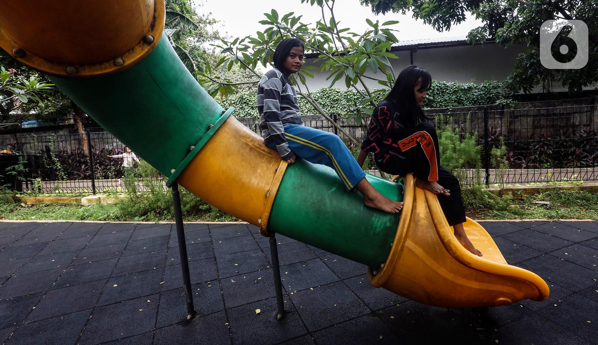 Anak-anak bermain perosotan di Ruang Publik Terpadu Ramah Anak (RPTRA) Berseri, Petukangan Utara, Pesanggrahan, Jakarta, Kamis (13/7/2023). Kendati banyak cat pada wahan permainan yang mulai pudar dan kotor, tapi tidak menyurutkan minat anak-anak untuk bermain di RPTRA Berseri. (Liputan6.com/Johan Tallo)