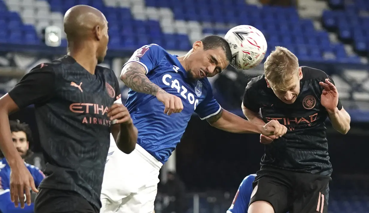 Gelandang Everton, Allan berebut bola dengan gelandang Manchester City, Oleksandr Zinchenko pada perempat final Piala FA 2020/2021 di Goodison Park, Minggu dini hari WIB (21/3/2021). Manchester City lolos ke babak semifinal Piala FA setelah menang 2-0 atas Everton. (AP Photo/Jon Super, Pool)