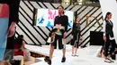 Model membawakan busana koleksi Rinda Salmun saat penutup Fashion Nation Tenth Edition (FNX) di Senayan City, Jakarta, (23/4). Rinda Salmun berkolaborasi dengan seniman patung Faisal Habibie, karya Rinda menjadi begitu unik. (Liputan6.com/Angga Yuniar)