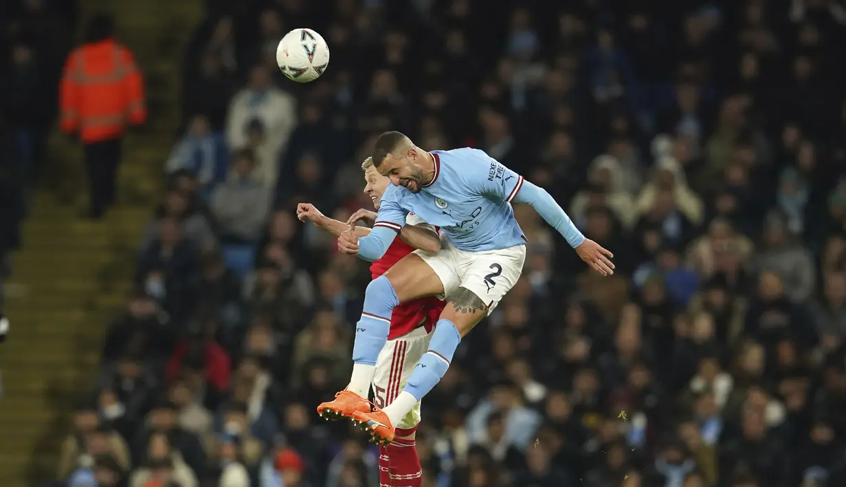 <p>Bek Manchester City, Kyle Walker berebut bola udara dengan bek Arsenal, Oleksandr Zinchenko selama pertandingan putaran ke-4 Piala FA di Stadion Etihad di Manchester, Inggris, Sabtu (28/1/2023). Man City menang tipis atas Arsenal dengan skor 1-0. (AP Photo/Dave Thompson)</p>