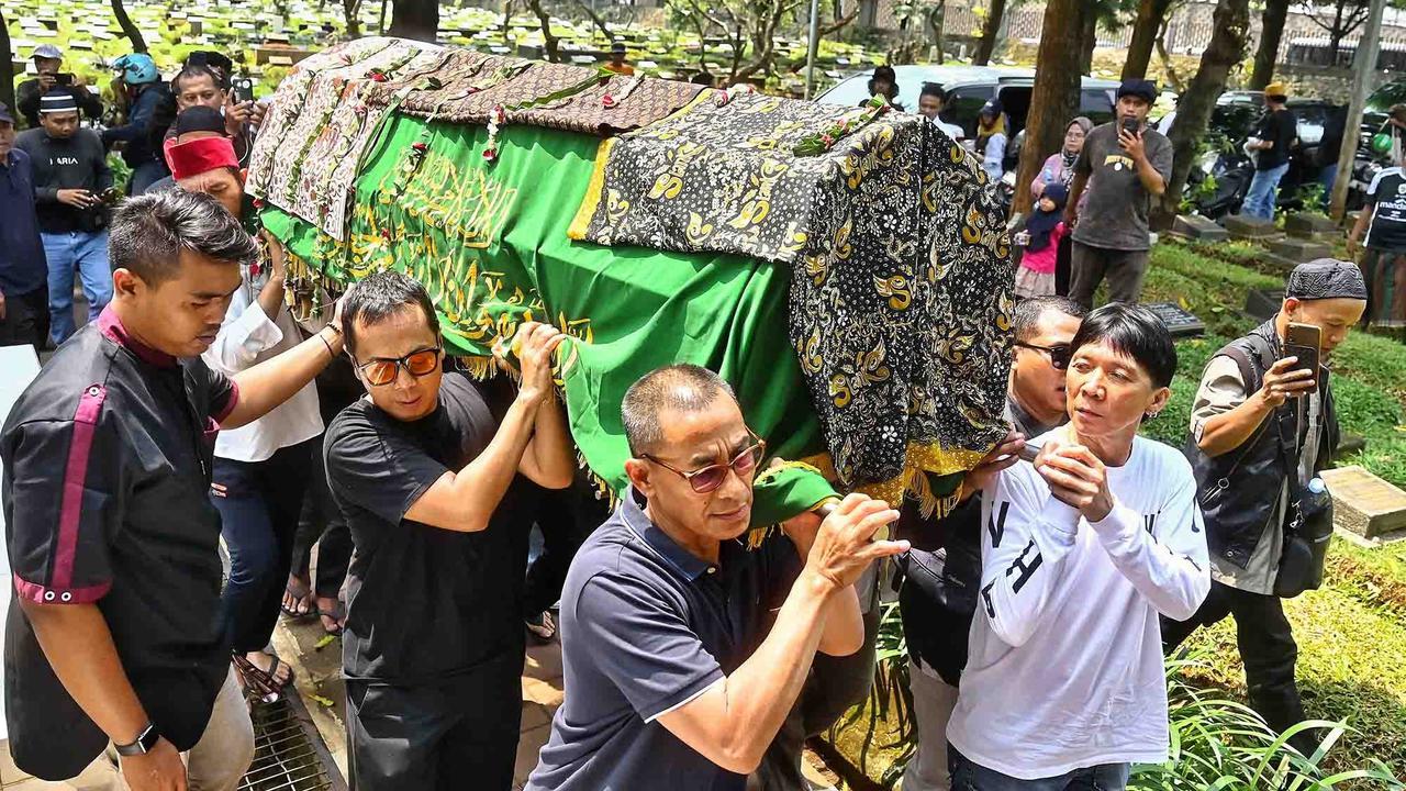 Foto: Tangis Haru Pemakaman Bunda Iffet