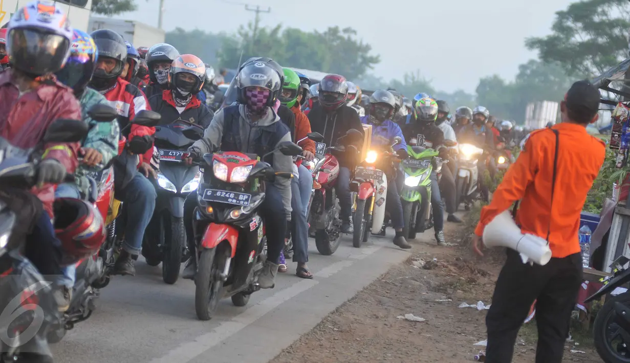 Sejumlah pemudik sepeda motor terjebak kemacetan di jalan Lamaran, Karawang, Sabtu (2/7). Kemacetan tersebut terjadi akibat pemisahan jalur antara roda dua dengan roda empat untuk mengantisipasi jalur mudik Pantura. (Liputan6.com/Gempur M Surya)