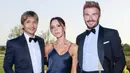 <p>Salah satu desain dress untuk bridesmaid hadirkan kesederhanaan yang mewah. Material satin menambah elegansi yang memikat. [Foto: Instagram/ Victoria Beckham]</p>