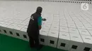 Petugas PPSU membawa kotak suara yang akan didistribusikan ke setiap kelurahan di Gudang Logistik PPK (Panitia pemungutan Kecamatan) di GOR Matraman, Jakarta Timur, Kamis (21/12/2023). (merdeka.com/Arie Basuki)