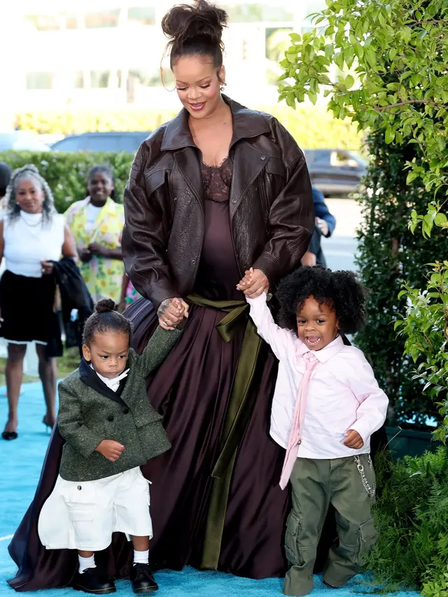 Gaya Cool Mom Rihanna Gandeng 2 Putranya di di Premiere Smurfs, Tampil Anggun dengan Gaun Cokelat