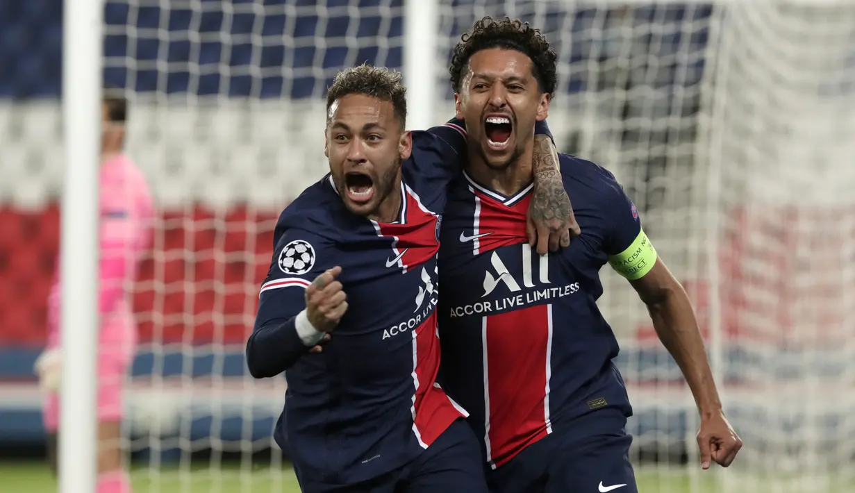 Bek Paris Saint-Germain, Marquinhos (kanan) bersama Neymar melakukan selebrasi usai mencetak gol ke gawang Manchester City dalam laga leg pertama semifinal Liga Champions 2020/2021 di Parc des Princes Stadium, Paris, Rabu (28/4/2021). PSG kalah 1-2 dari Manchester City. (AP/Thibault Camus)