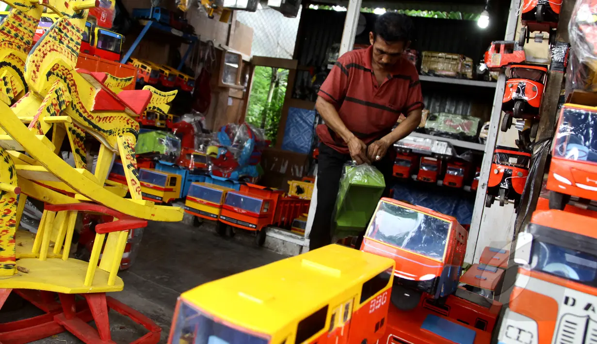 Sejumlah mainan kayu di jual di kios mainan kayu di kawasan Kalibata, Jakarta (27/5/2015). Produksi mainan lokal dan tradisional diharapkan mampu bertahan, mengingat pasar bebas Asean yang dimulai Januari 2016 mendatang. (Liputan6.com/Johan Tallo)