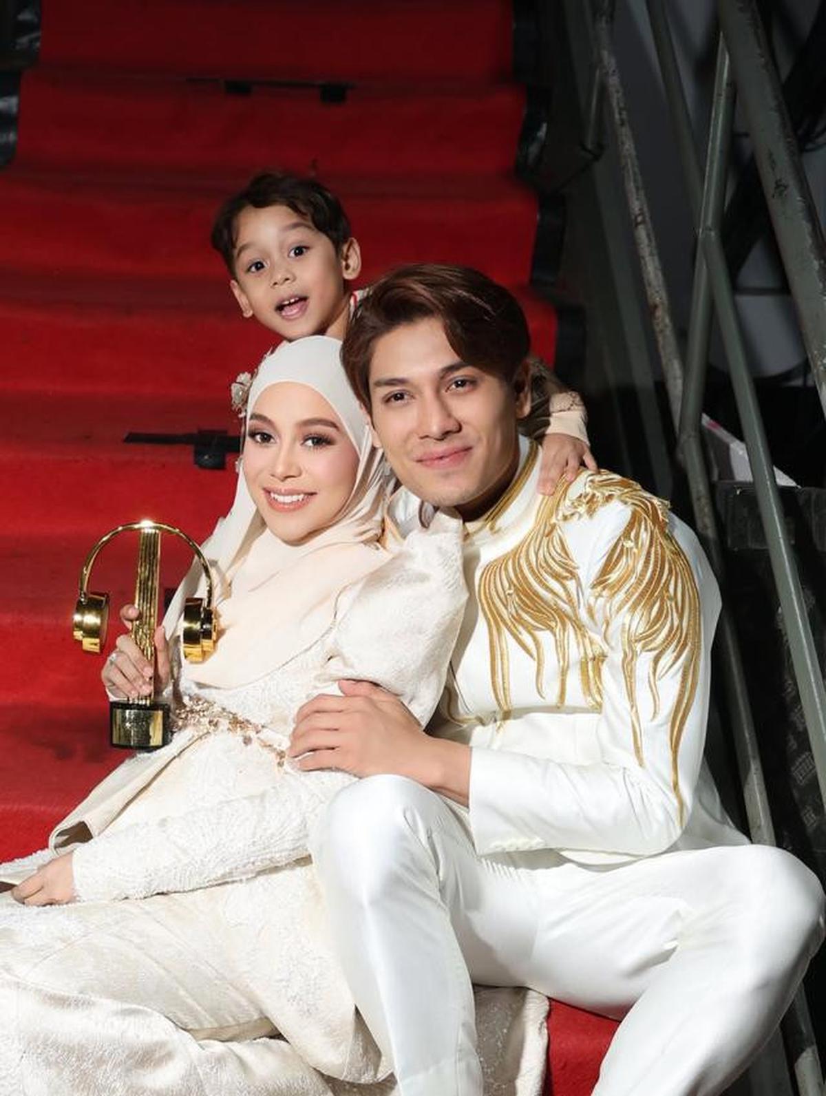 8 Potret Lesti Kejora dengan Gaun Brokat Muslim Modern saat Menang IMA 2025
