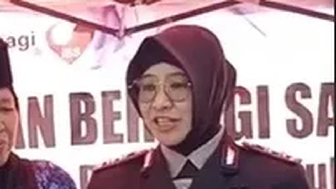 Sambil Lahap Makan, Gaya Santai Kapolres Perempuan 'Anak Kolong' Ngemper Bareng Anak Buah & TNI Usai Upacara jadi Perhatian