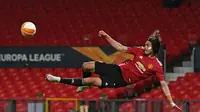 Striker Manchester United, Edinson Cavani, menginspirasi timnya untuk menang telak 6-2 atas AS Roma dalam leg pertama semifinal Liga Europa, Jumat (30/4/2021) dini hari WIB. (Paul ELLIS / AFP)