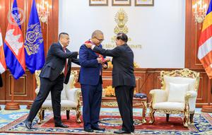 Duta Besar Republik Indonesia untuk Kamboja Santo Darmosumarto diberikan medali penghargaan The Order of Sahametrei: Maha Maha Sereyvath oleh Presiden Senat Kamboja Hun Sen di Phnom Penh, Senin (26/1/2026). (Dok. KBRI Phnom Penh via Kemlu RI)