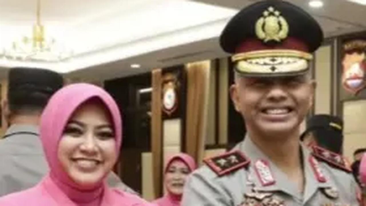 Melalui akun media sosial miliknya, Hendro Pandowo mengunggah momen perayaan ulang tahun sang istri. <br>