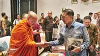 Menteri Kebudayaan (Menbud) Fadli Zon saat rapat koordinasi perjanjian pemanfaatan Candi Borobudur bersama para tokoh dan organisasi masyarakat Buddha, yang berlangsung di Museum Nasional, Jakarta, Minggu 4 Mei 2025. (Dok. Istimewa)
