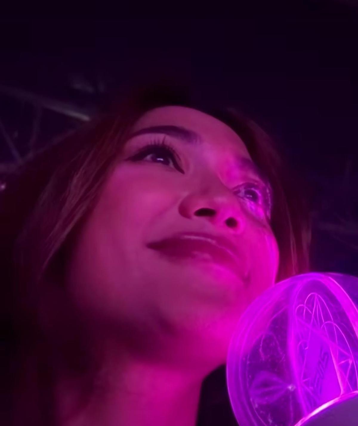 Momen Seru Marion Jola Nonton konser 2NE1 'Welcome Back' di Jakarta