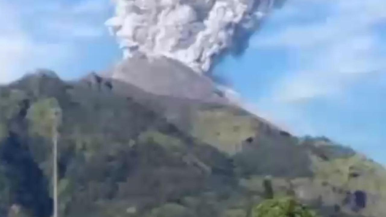 Jalan Trans Larantuka-Maumere Masuk Zona Merah Gunung Lewotobi, Polisi Terapkan Sistem Buka Tutup