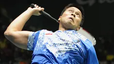 Legenda bulu tangkis Indonesia Markis Kido memukul kok saat melawan Koo Kien Keat dan Tan Boon Heong dari Malaysia pada final bulu tangkis ganda putra Asian Games ke-16 di Guangzhou pada 20 November 2010. Markis Kido meninggal dunia pada Senin, 14 Juni 2021 di usia 36 tahun. (LIU JIN/AFP)