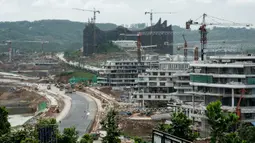 Sejumlah persiapan dan pembangunan infrastruktur masih terus dikerjakan. (Yasuyoshi CHIBA/AFP)