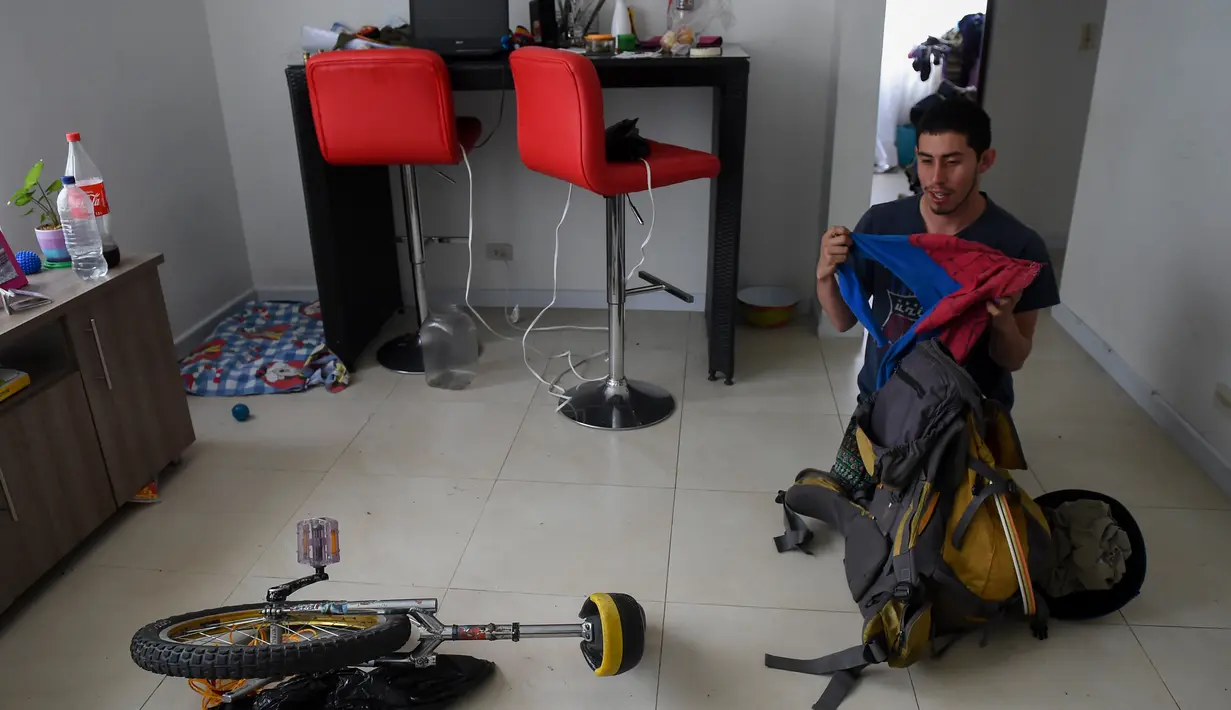 Jahn Fredy Duque menyiapkan kostum Spiderman Bogota, Kolombia, Senin (24/4). Duque mencari nafkah dengan melakukan atraksi layaknya Spiderman di jalanan Bogota. (AFP Photo/RAUL ARBOLEDA)