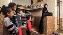 Hari ini, perempuan muda Palestina itu bernyanyi untuk “menutupi kebisingan bom Israel”. (Eyad BABA/AFP)