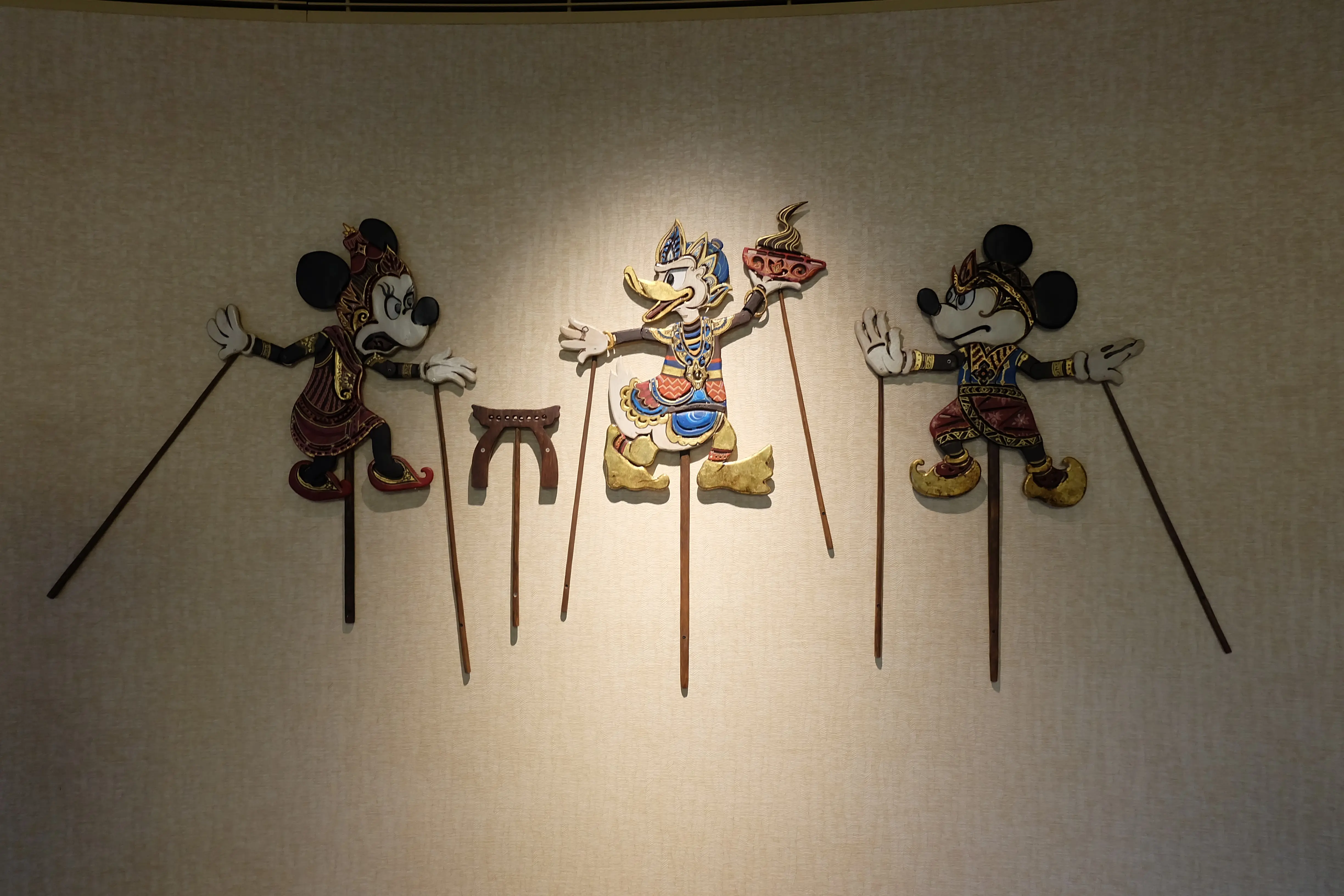 Boneka wayang Bali dengan busana tradisional yang dikenakan Mickey, Minnie, dan Donald di Disney Explorers Lodge, Disneyland Hong Kong Resort (Foto: Liputan6.com/Novi Nadya)
