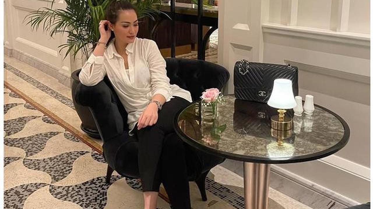 6 Gaya Kasual Elegan Christy Jusung yang Bikin Awet Muda di Usia 42 Tahun