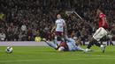 Hanya berselang satu menit, Manchester United mampu menyamakan skor menjadi 1-1 melalui gol Anthony Martial. (AP/Dave Thompson)